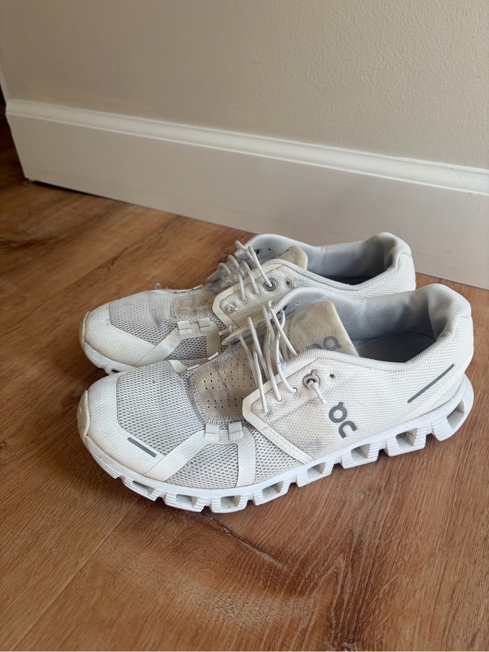 On Running Cloud 5 Running Shoes in White Women’s Size 9